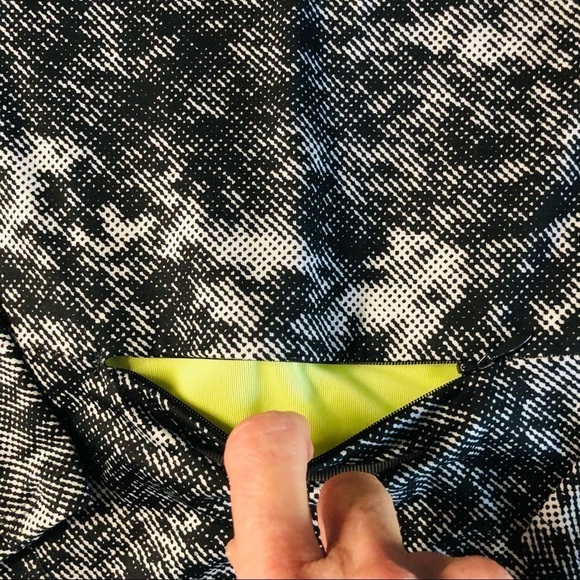 UNDER ARMOUR - WOMENS BLACK & WHITE PULLOVER - Picture 9 of 12